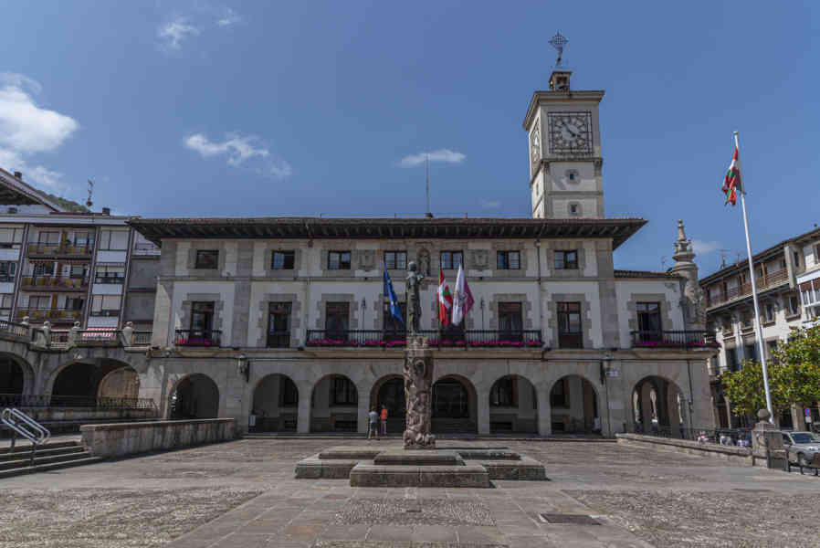Vizcaya - Gernika-Lumo 02 - plaza Foru - Ayuntamiento.jpg